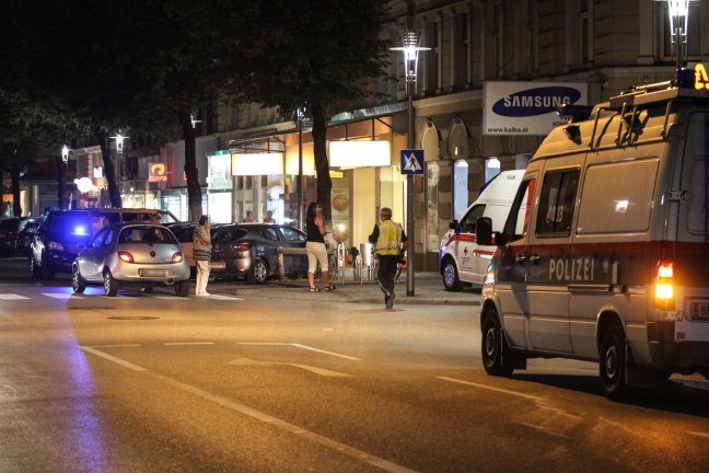 Frau in der Welser Innenstadt von PKW erfasst und verletzt