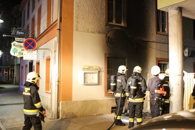 Brand eines Gelben Sackes in der Welser Innenstadt auf Hausfassade übergegriffen