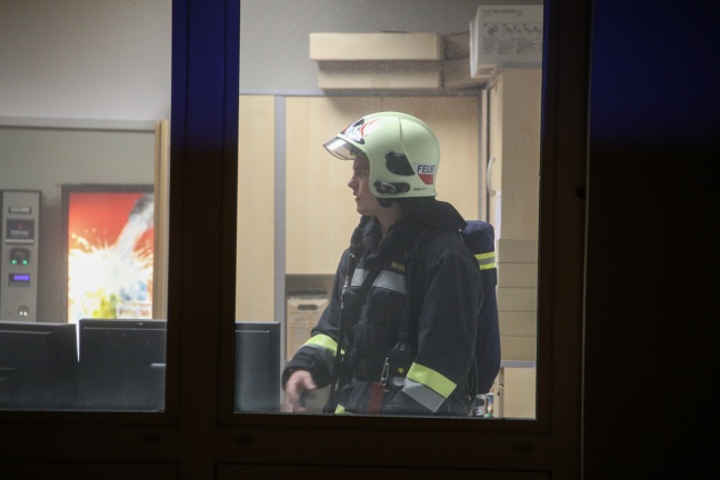 Brandmeldeauslösung in Bürogebäude durch Brand eines Papiercontainers in Wels-Neustadt