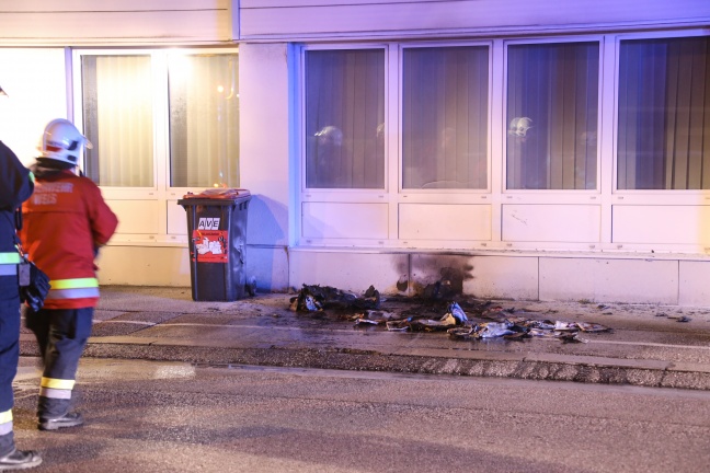 Brandmeldeauslösung in Bürogebäude durch Brand eines Papiercontainers in Wels-Neustadt