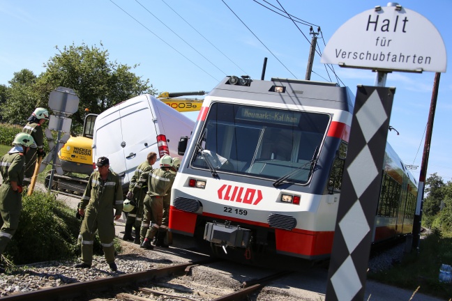 Kleintransporter auf Bahnübergang in Prambachkirchen von LILO-Triebwagen erfasst