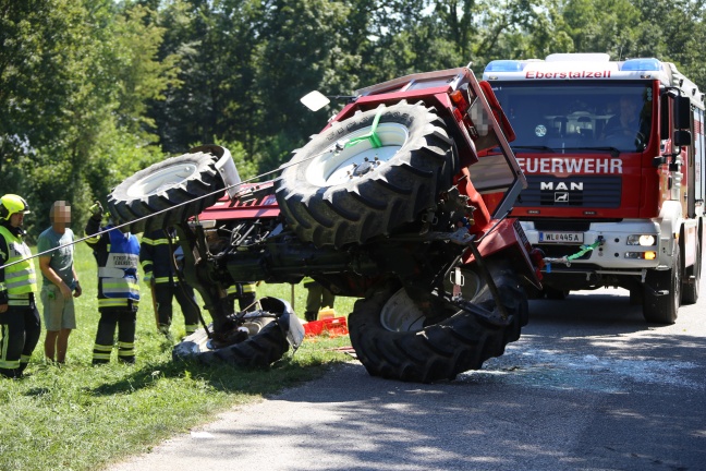 Umgestürzter Traktor in Eberstalzell von der Feuerwehr wieder aufgestellt