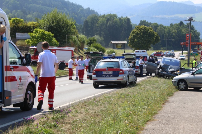 Schwerer Crash auf der Scharnsteiner Straße in Pettenbach
