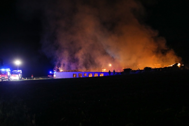 Großbrand eines landwirtschaftlichen Objekts in Niederneukirchen