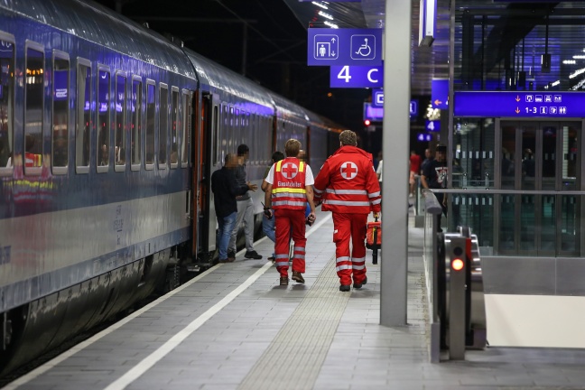 Flüchtlinge im Bahnhof Attnang-Puchheim vom Roten Kreuz versorgt