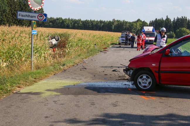 Fahrzeug bei schwerem Unfall in Steinhaus in Feld geschleudert