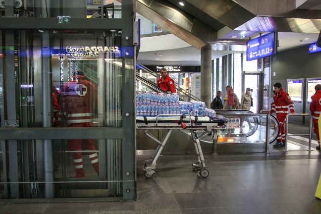 Flüchtlinge am Welser Hauptbahnhof während außerplanmäßigem Halt versorgt