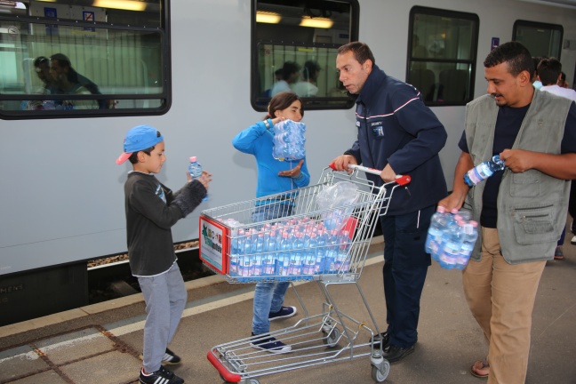 Versorgung von Flüchtlingen am Welser Hauptbahnhof während längerem Aufenthalt