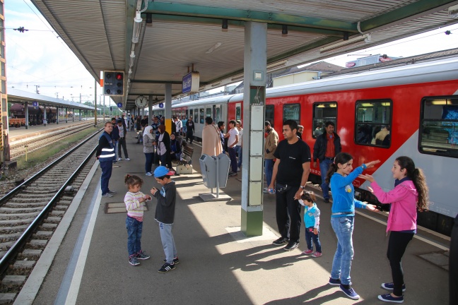 Versorgung von Flüchtlingen am Welser Hauptbahnhof während längerem Aufenthalt