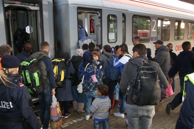 470 Flüchtlinge auf der Durchreise am Welser Hauptbahnhof vom Roten Kreuz versorgt