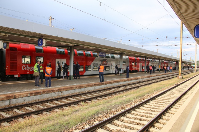 470 Flüchtlinge auf der Durchreise am Welser Hauptbahnhof vom Roten Kreuz versorgt