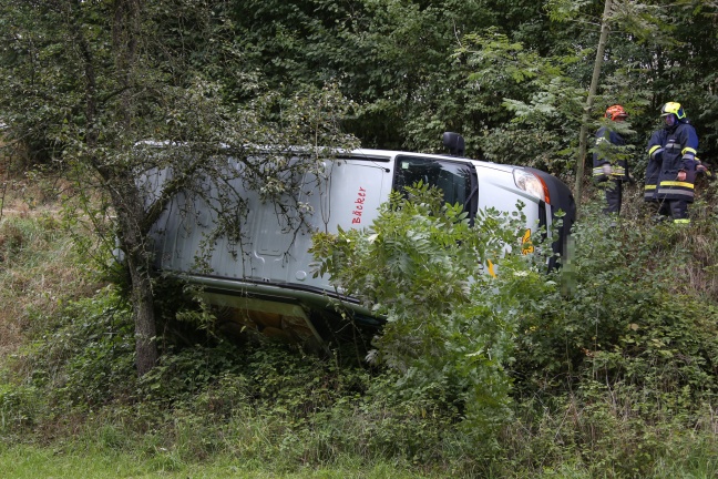 Bckerei-Verkaufsfahrzeug strzte in Edt bei Lambach ber Bschung
