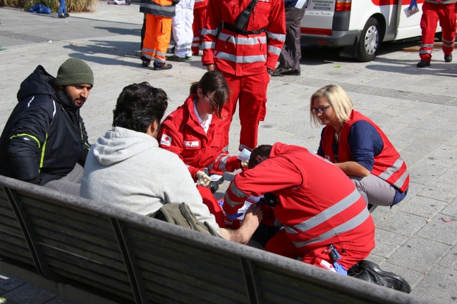 Helfer im Großeinsatz: 1.400 Flüchtlinge auf der Durchreise durch Wels vom Roten Kreuz versorgt