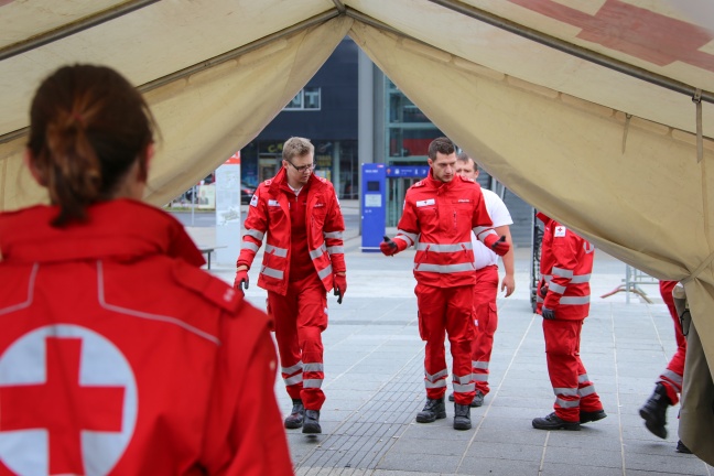 Einsatzkräfte bereiten sich auf Versorgung von weiteren Flüchtlingen in Wels vor