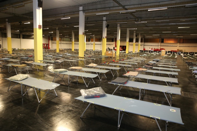 2.160 Flüchtlinge am Freitag vom Roten Kreuz in Wels versorgt