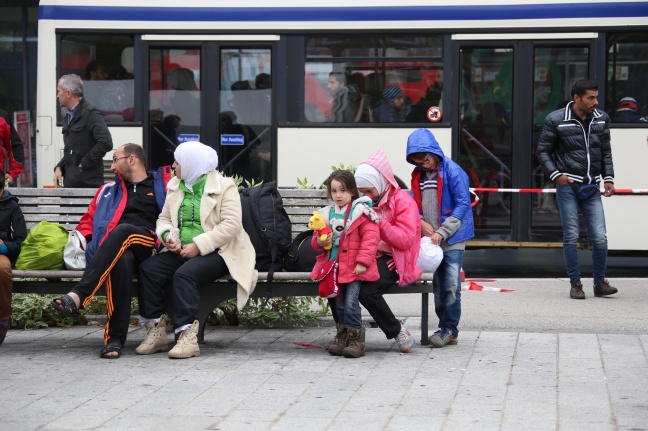 Flüchtlinge setzten am Samstag Fahrt in Richtung Deutschland fort
