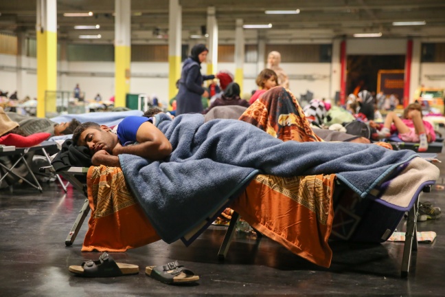 426 Flüchtlinge verbringen die Nacht in einer Messehalle in Wels