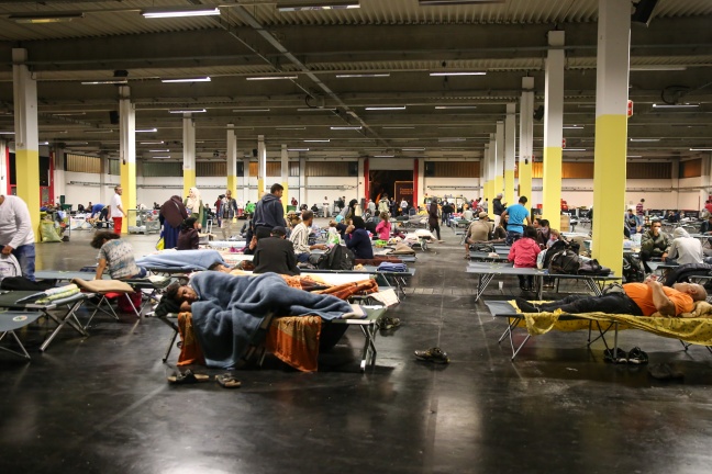 426 Flüchtlinge verbringen die Nacht in einer Messehalle in Wels