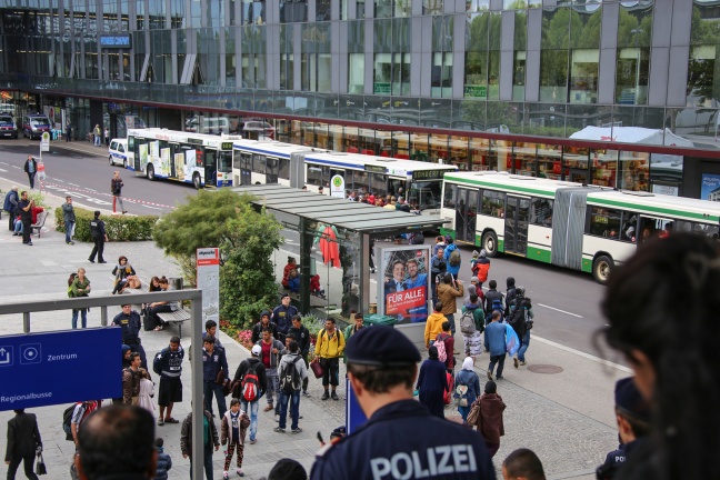 Neuerlich rund 300 Flüchtlinge am Welser Bahnhof eingetroffen