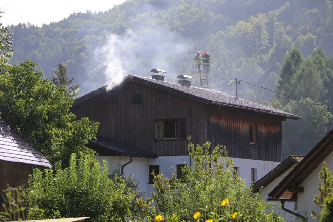Sechs Feuerwehren bei Brand eines Hauses in Grünau im Almtal im Einsatz