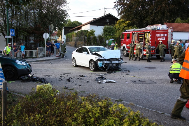 Schwerer Kreuzungscrash in Prambachkirchen fordert mehrere Verletzte