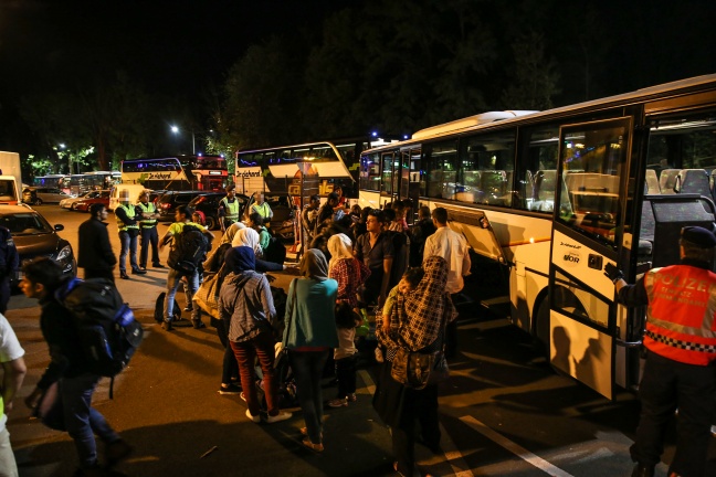 528 Flüchtlinge verbrachten die Nacht im Flüchtlingscamp in der Welser Messehalle