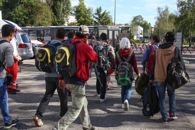 528 Flüchtlinge verbrachten die Nacht im Flüchtlingscamp in der Welser Messehalle