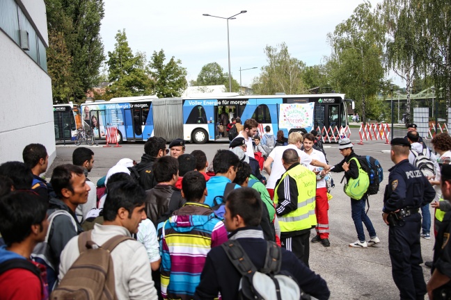 218 Flüchtlinge übernachten im Flüchtlingscamp in der Welser Messehalle