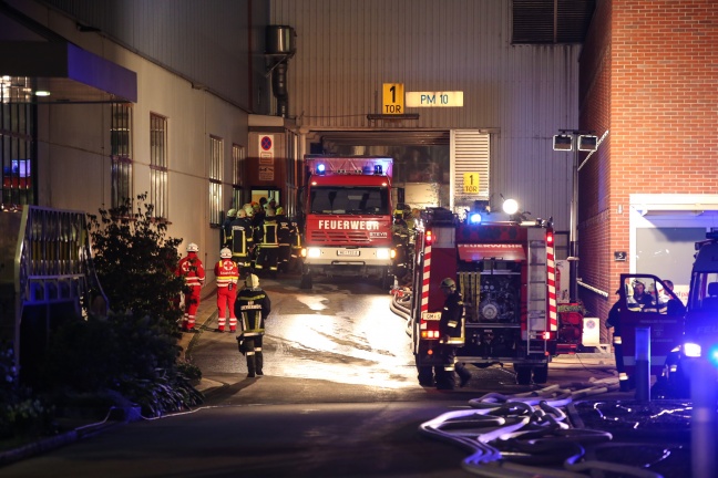14 Feuerwehren bei Großbrand in einer Papierfabrik in Laakirchen im Einsatz