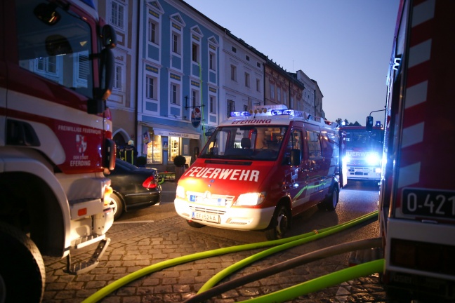 Vier Feuerwehren bei Brand am Stadtplatz in Eferding im Einsatz