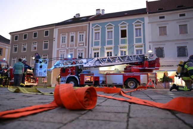 Vier Feuerwehren bei Brand am Stadtplatz in Eferding im Einsatz