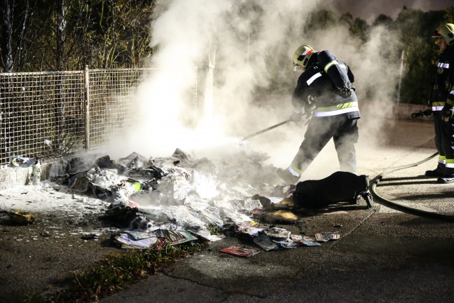 Papiercontainer in Wels-Neustadt vermutlich von zwei Jugendlichen in Brand gesteckt