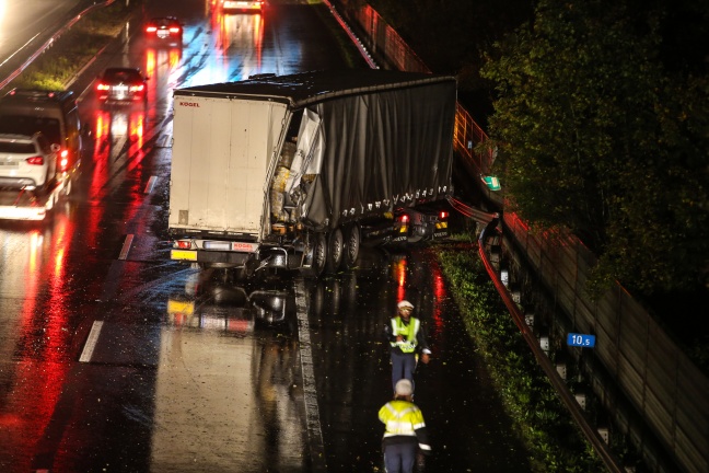 Schwerer Verkehrsunfall mit mehreren Fahrzeugen auf der Welser Autobahn bei Marchtrenk