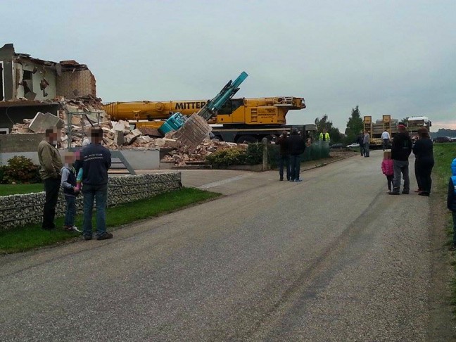 Bagger bei Abrissarbeiten in St. Thomas in Keller eingebrochen