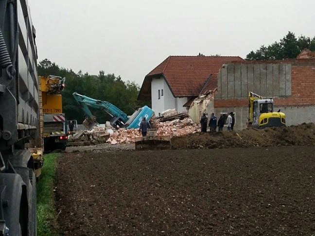 Bagger bei Abrissarbeiten in St. Thomas in Keller eingebrochen