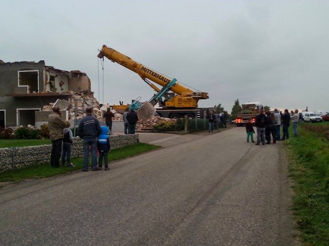 Bagger bei Abrissarbeiten in St. Thomas in Keller eingebrochen