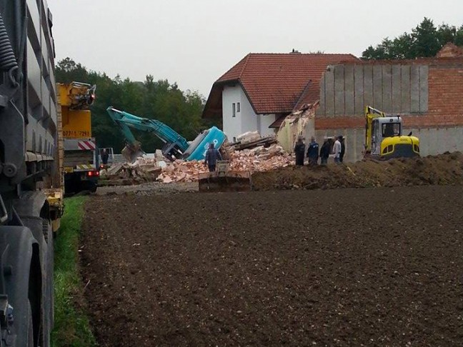 Bagger bei Abrissarbeiten in St. Thomas in Keller eingebrochen