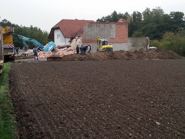 Bagger bei Abrissarbeiten in St. Thomas in Keller eingebrochen