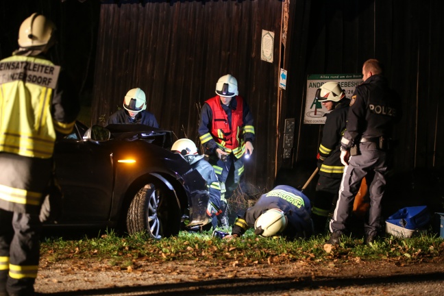 PKW-Lenker kracht bei Unfall in Inzersdorf im Kremstal in einen Stadel