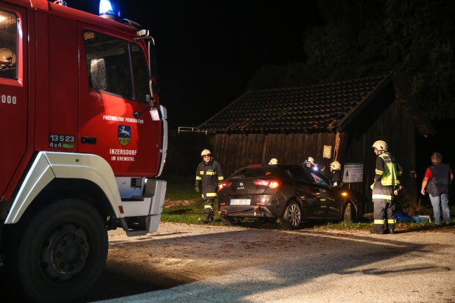 PKW-Lenker kracht bei Unfall in Inzersdorf im Kremstal in einen Stadel