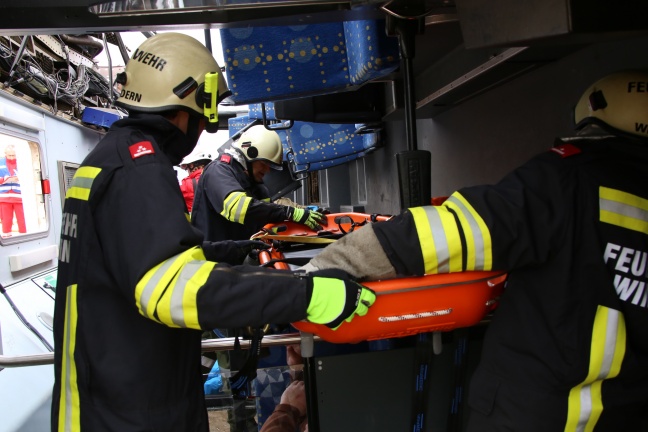 Großschadensübung von Feuerwehr, Rettungsdienst und Behörde in Desselbrunn