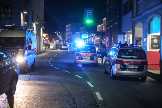 Großaufgebot der Polizei nach heftiger Auseinsandersetzung in Welser Innenstadt im Einsatz