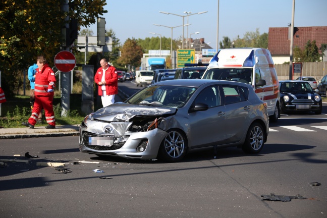 LKW bei Kreuzungscrash auf der Pyhrnpass Straße in Wels umgestürzt