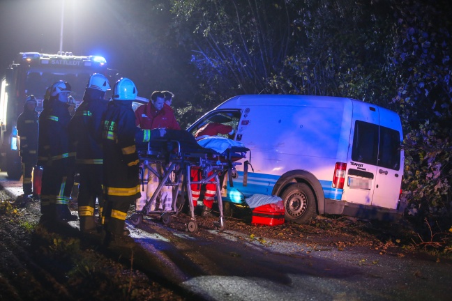 Verkehrsunfall mit Kleintransporter in Sattledt fordert einen Verletzten