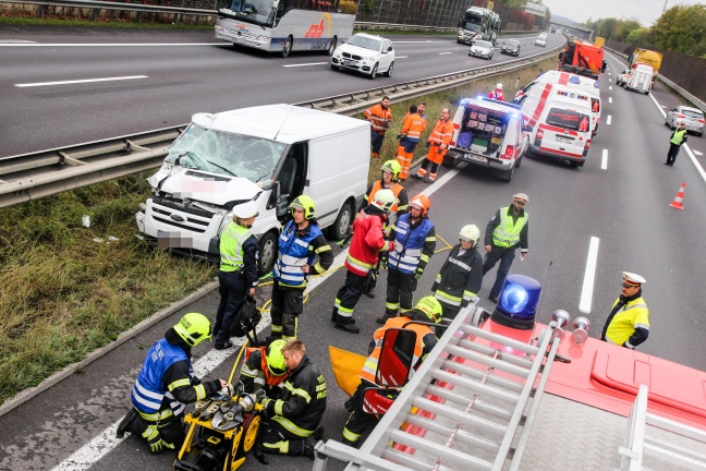 Verkehrsunfall mit einer eingeklemmten Person auf der Welser Autobahn