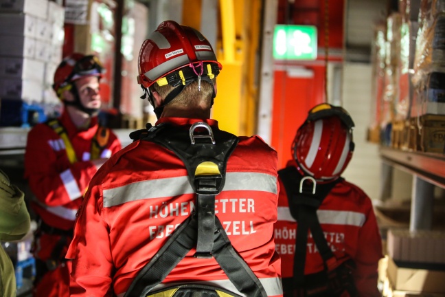 Spannende Einsatzübung mit Höhenretter der Feuerwehr in einem Hochregallager
