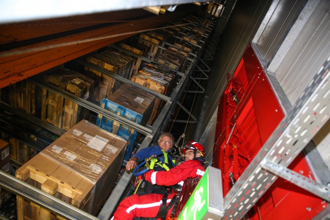 Spannende Einsatzübung mit Höhenretter der Feuerwehr in einem Hochregallager
