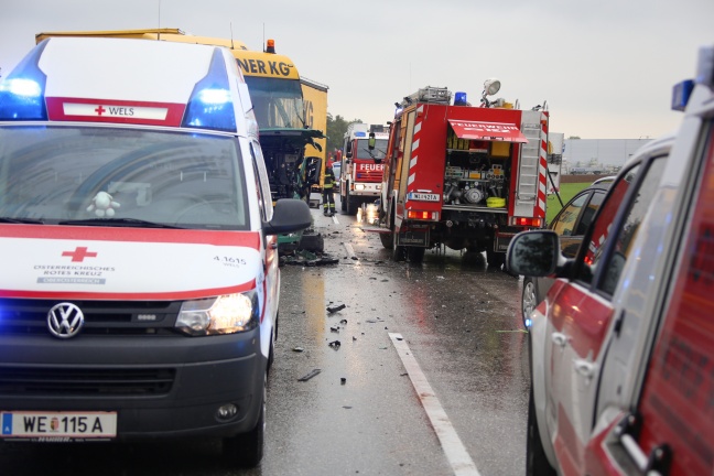 Schwerer Verkehrsunfall mit eingeklemmter Person in Gunskirchen