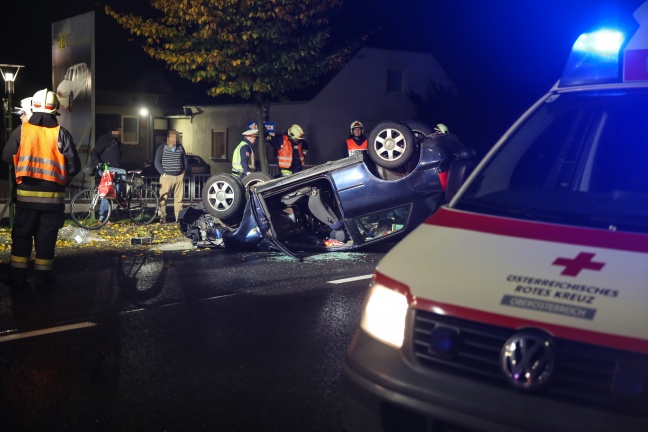 Vier Verletzte bei Überschlag eines Fahrzeuges in Wels-Pernau