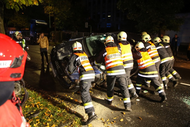 Vier Verletzte bei Überschlag eines Fahrzeuges in Wels-Pernau